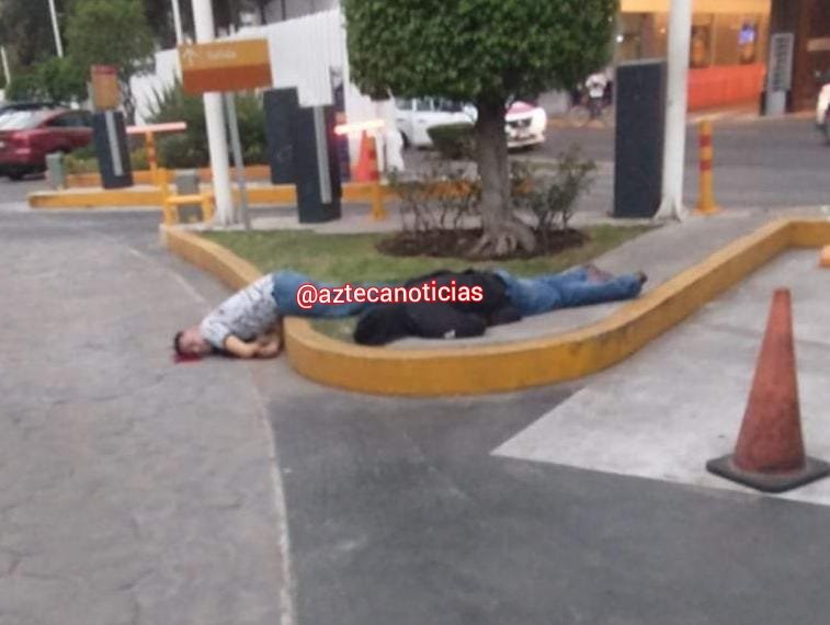 isidrocorro's tweet photo. Balacera en el estacionamiento del hospital Angeles Lindavista deja dos muertos. Uno, era propietario de una empresa de carga, el segundo, su trabajador. Ocurrió en la esquina de Ricarte y Río Bamba en la colonia Magdalena de las Salinas en #GAM. https://t.co/U6IuKmfjwg
