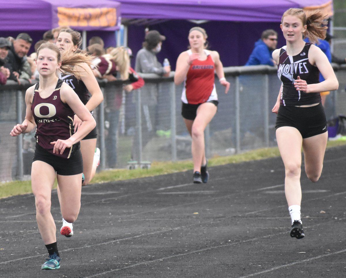 Omro dominated the 400 meters tonight at their own invite with Olivia Knurowski taking first in the girls race and Evan Heinbigner winning the boys race.