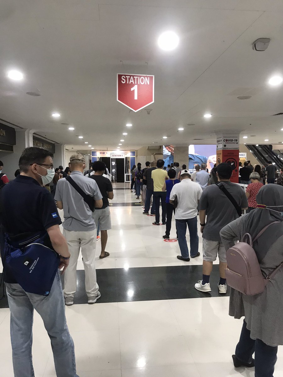 meixchu's tweet photo. A bit of a chaotic vaccination day at PWTC today because of the large crowds. 

Officials trying their best to maintain order but ppl are panic-queue jumping at the long lines and don’t know where to go. #CucukMyAZ https://t.co/q7n2c1k2Ho