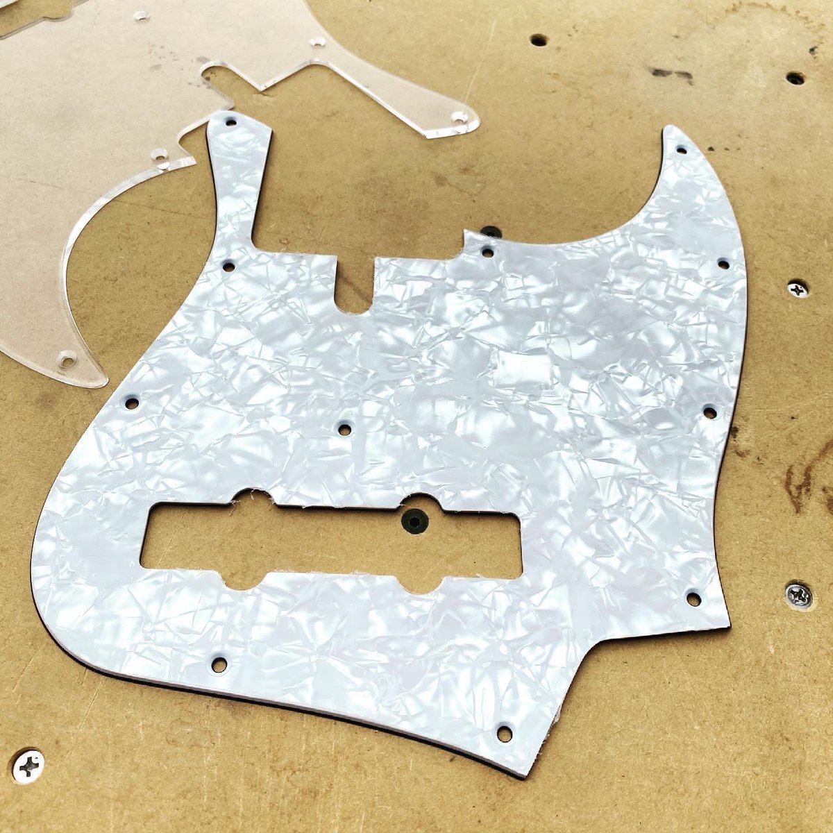 inari_bt's tweet image. 寿ぶりのピックガード作り🔧

色や柄が変わるだけですんごい印象が変わるから着せ替えは楽しいですね✨

ってどんな色のボディで何の機種に着くかは不明なんですがね😅💦

#ピックガード
#pickguard