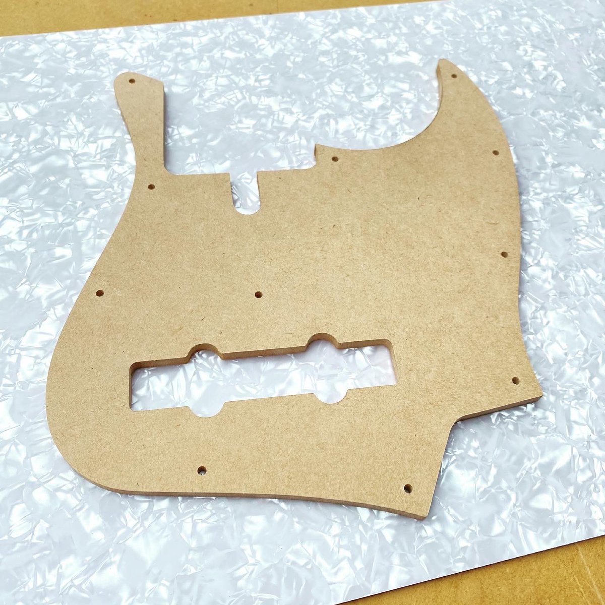 inari_bt's tweet image. 寿ぶりのピックガード作り🔧

色や柄が変わるだけですんごい印象が変わるから着せ替えは楽しいですね✨

ってどんな色のボディで何の機種に着くかは不明なんですがね😅💦

#ピックガード
#pickguard