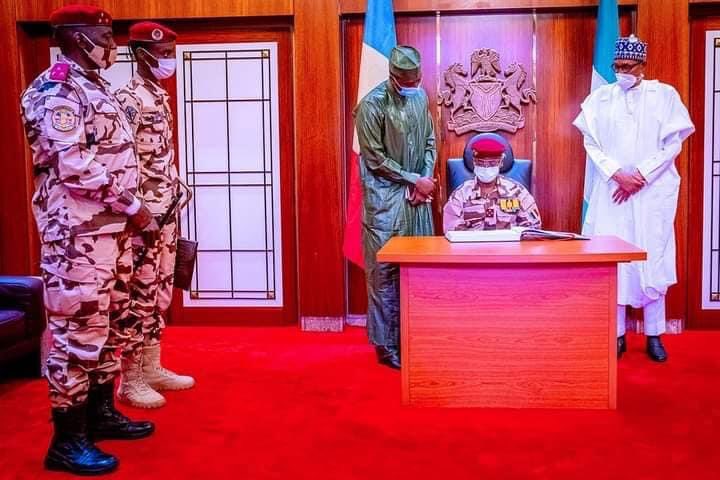 Opetuyii's tweet photo. President @MBuhari received in audience Lt. Gen. Mahamat Idris Deby Itno, President, Transitional Military Council of the Republic of Chad at State House, Abuja. 
14th May 2021
📷 @BayoOmoboriowo 
@FemAdesina https://t.co/3Pnvtw0l3n