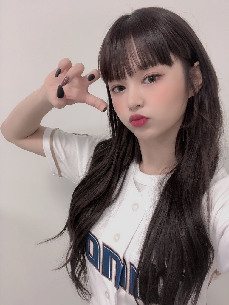 EVERGLOW_EU's tweet photo. #이유박 어제 #nc다이노스 팀을 응원하러 
창원에 다녀왔어요~~ 기분 좋은 승리까지!
덕분에 에글이도 좋은 기운 얻어갑니당🥰 
#EVERGLOW #에버글로우 #EVERGLOW_EU #에버글로우_이유 #EU #이유 https://t.co/6QlhFdthio