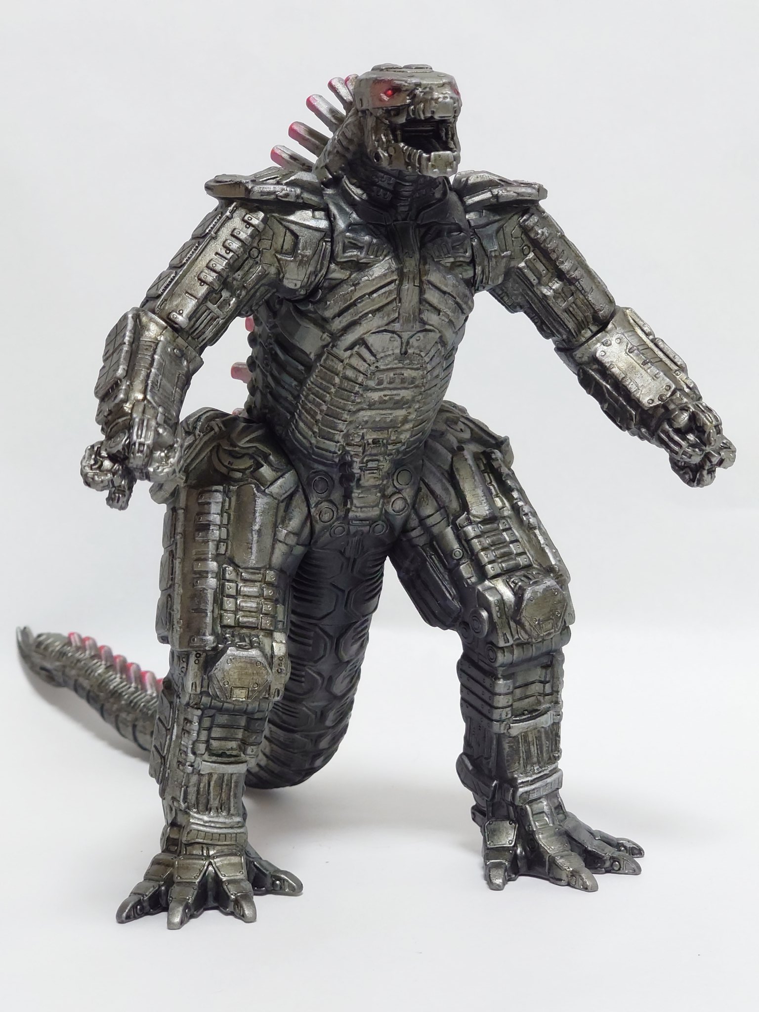 チテー怪獣 ムービーモンスターシリーズのメカゴジラ21 ゴジラvsコング版 をリペイントしました 塗装において結末のネタバレを踏まないように資料を探しましたが 殆ど銀1色に見えるものばかり このメカゴジラは色んな銀調の色を塗り重ねてとにかく