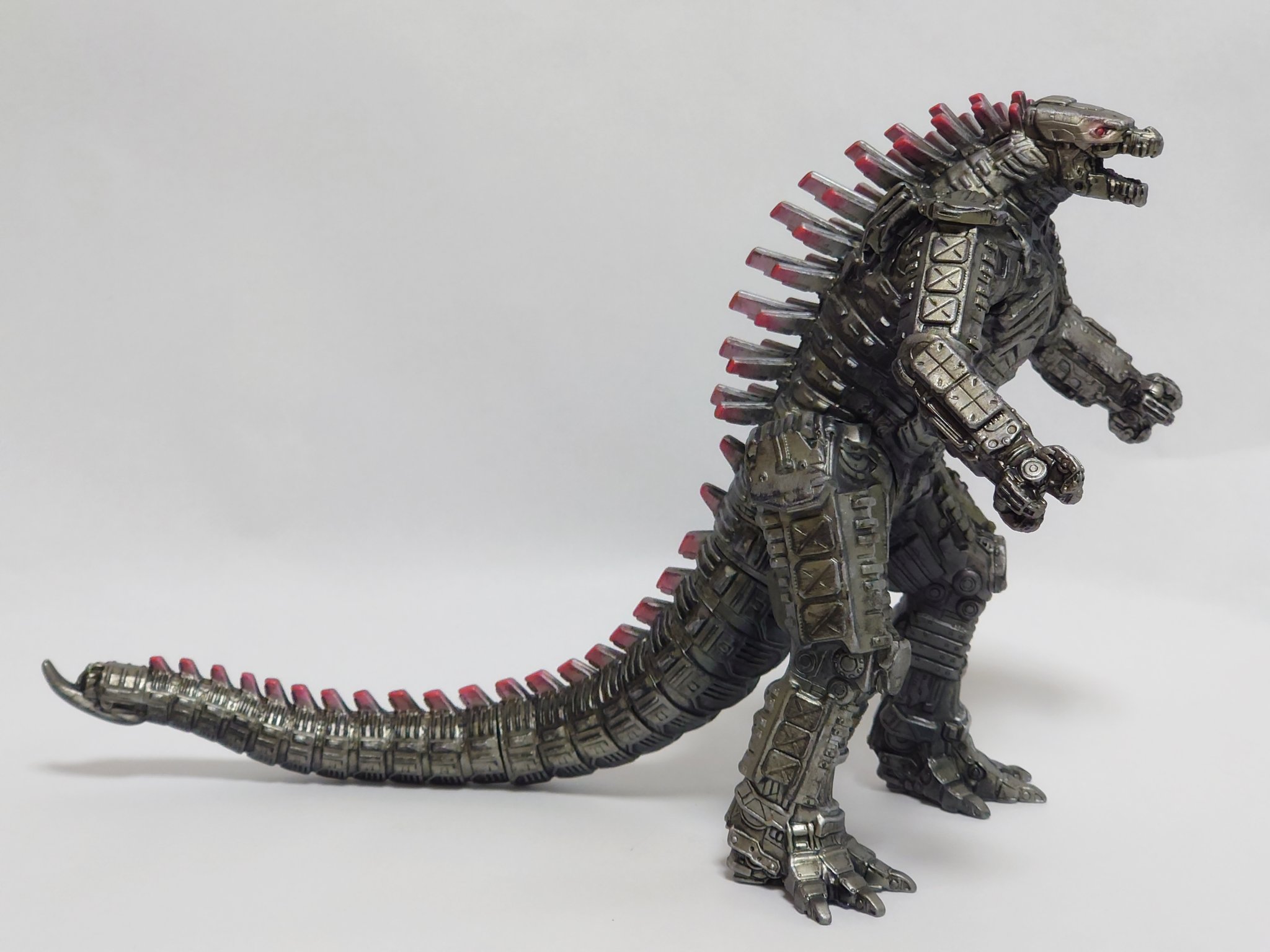 チテー怪獣 ムービーモンスターシリーズのメカゴジラ21 ゴジラvsコング版 をリペイントしました 塗装において結末の ネタバレを踏まないように資料を探しましたが 殆ど銀1色に見えるものばかり このメカゴジラは色んな銀調の色を塗り重ねてとにかく
