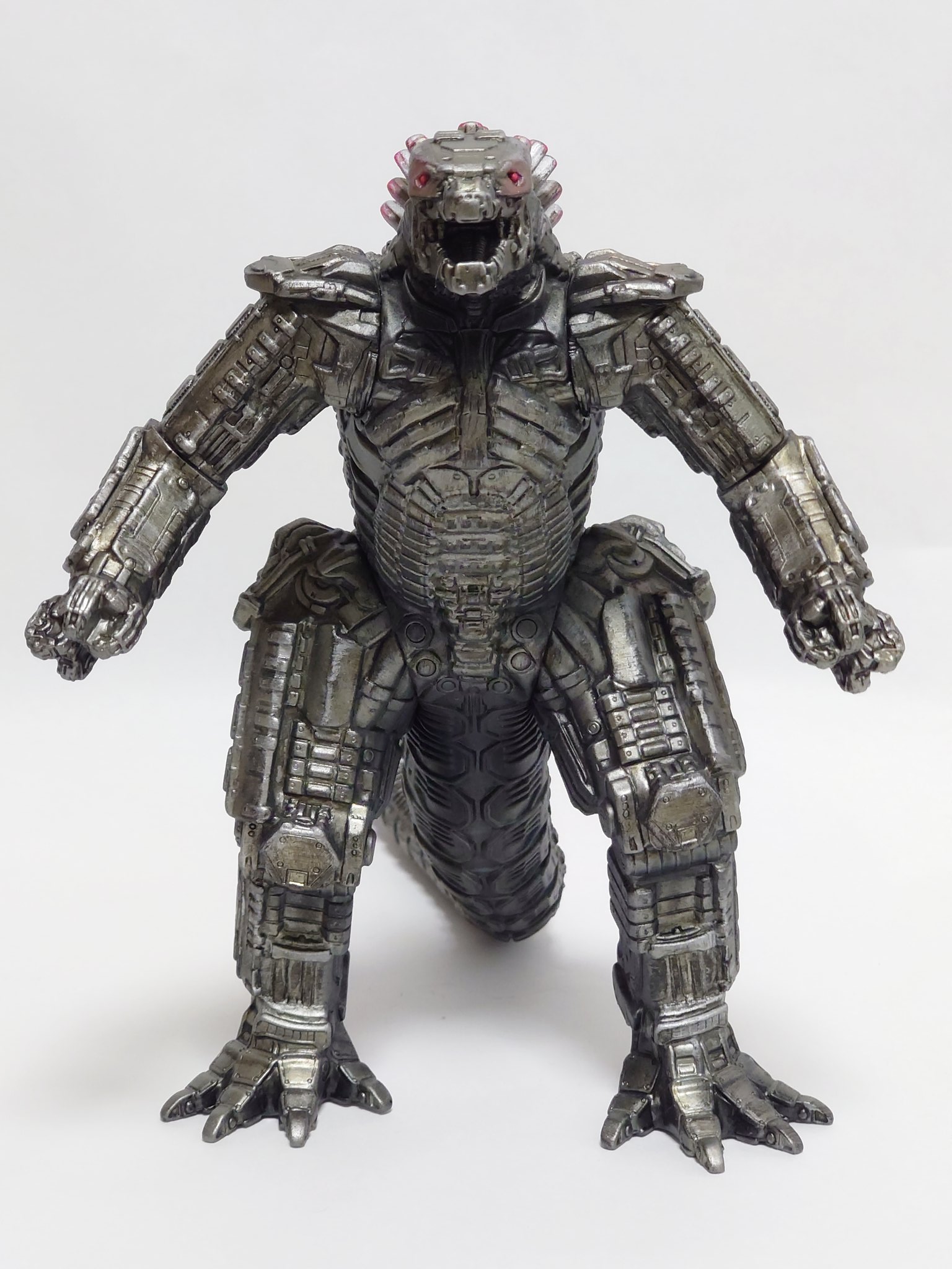 チテー怪獣 ムービーモンスターシリーズのメカゴジラ21 ゴジラvsコング版 をリペイントしました 塗装において結末の ネタバレを踏まないように資料を探しましたが 殆ど銀1色に見えるものばかり このメカゴジラは色んな銀調の色を塗り重ねてとにかく