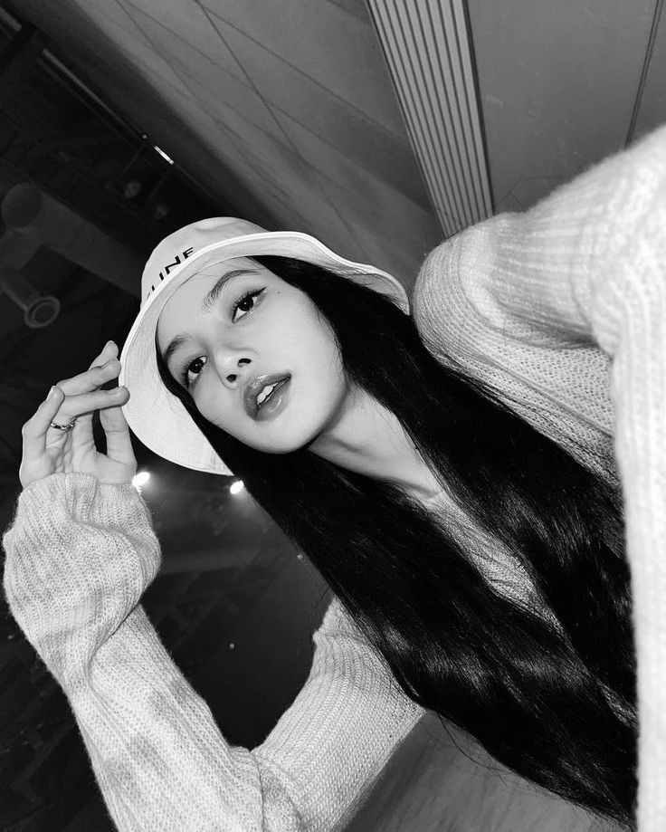 hourly lisa tweet media