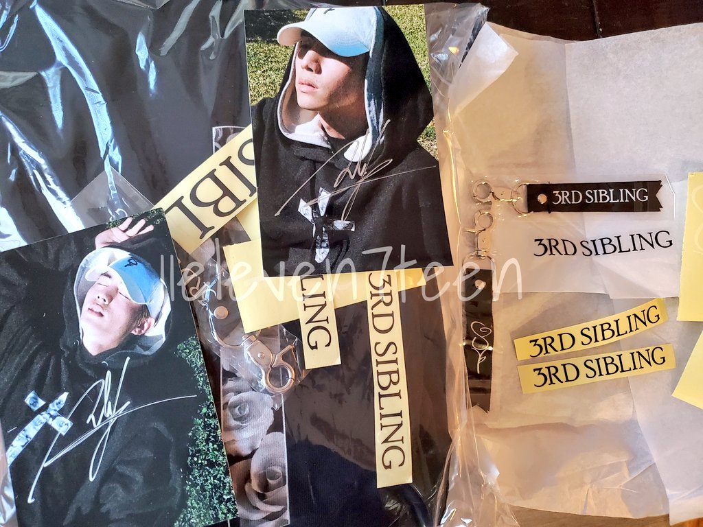 11eleven7teen's tweet photo. It's arrived safe and sound. Thank you @3rd_sibling @lilbear1228 for all freebies and @marktuan for dedicating signed photo most of the orders ❤
#3rd_sibling #hoodie #keychains #marktuan https://t.co/fdEBWPcpZq
