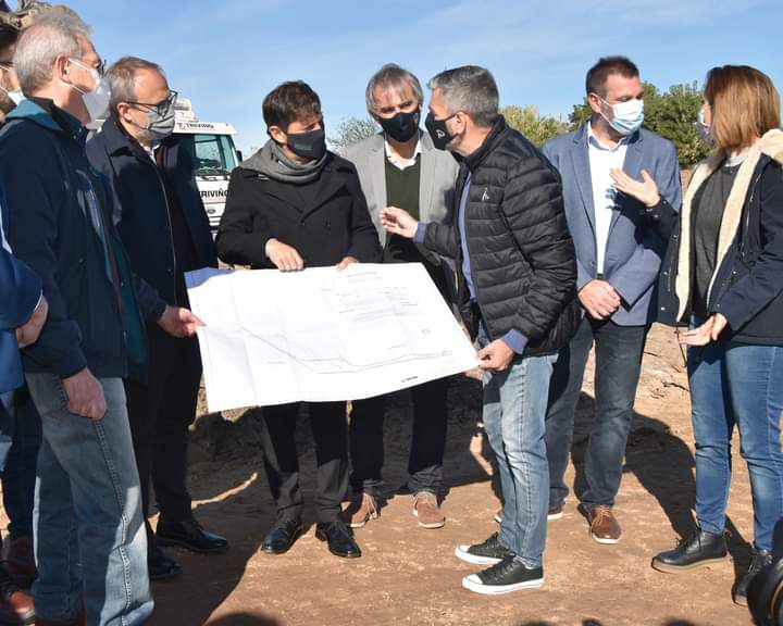 EduMarquez3F's tweet photo. Junto al Gobernador de la Provincia de Buenos Aires, @Kicillofok y los Intendentes @JuanZabaletaOK y @dievalen recorrimos la obra de la avenida Combate de Pavón, que unirá #TresDeFebrero con #Hurligham.
Este importante corredor vial será una alternativa para el tránsito pesado. https://t.co/x9c0XWz9qZ