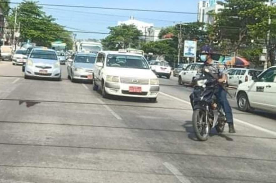 hannayuri_twt's tweet photo. The junta's armed forces were chasing and arresting people for no apparent reason on Thitsar Road around 9 a.m. on May 15, Yankin Township, #Yangon Division, and at least five youths were arrested.
#May15Coup #WhatsHappeningInMyanmar https://t.co/YVxLysApqB