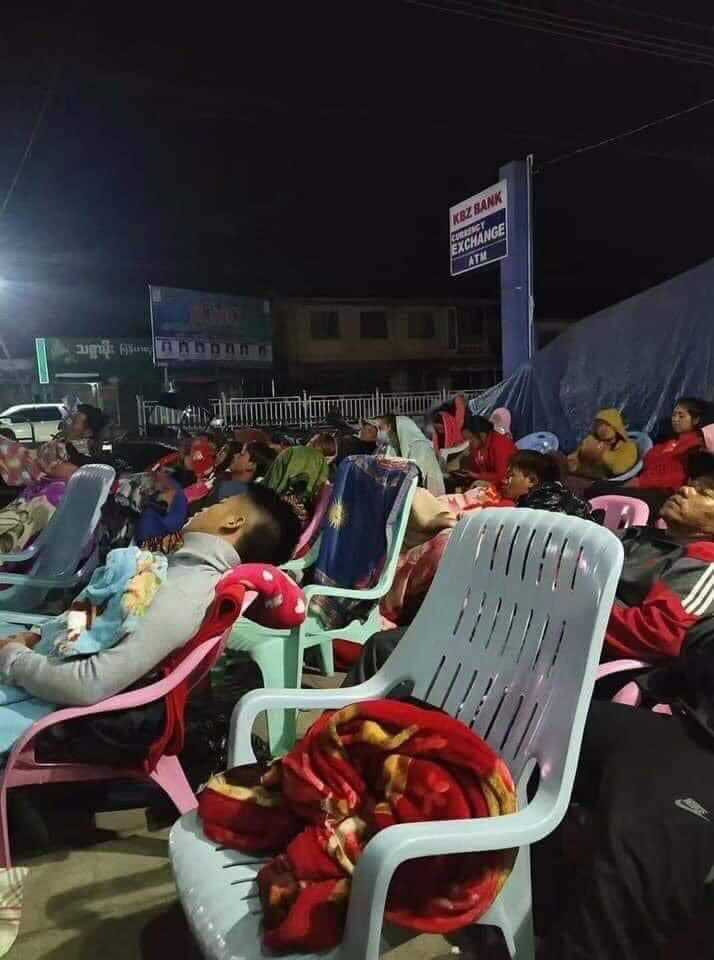 NAMHKAN, Northern Shan State:

People sleep on the street last night to withdraw the cash from KBZ Bank ATM machine in the morning.

#May15Coup #WhatsHappeningInMyanmar #MilkTeaAlliance