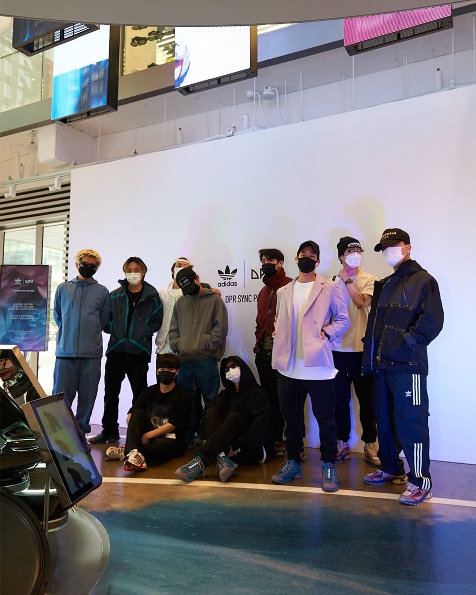 DPRIANBRASIL's tweet photo. [INSTAGRAM @Originals_kr]
A história que fizemos juntos
A história a ser revelada.
#adidasOrigianls x @dpr_official

No Adidas Hongdae Brand Centre
Experimente aquele SYNC especial.

SEPARAR, MAS NA SINCRONIZAÇÃO.

🛒https://t.co/UGrGFYJGXj
#DPR #SYNCPACK #DPRIAN https://t.co/6lQN1RC17N