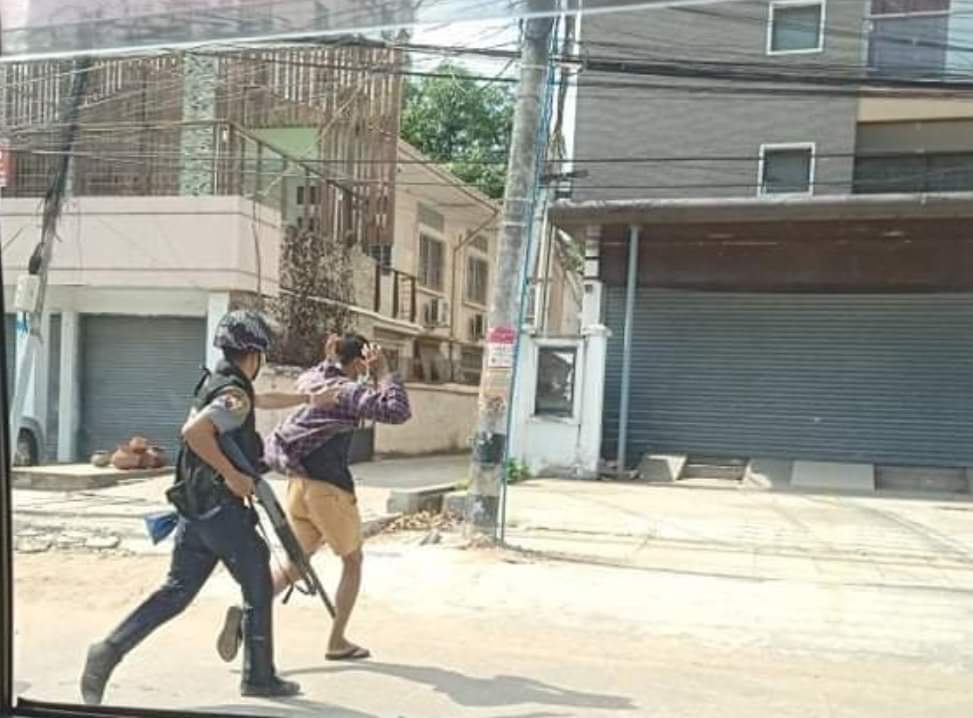 may08996495's tweet photo. Junta Terrorists abduct aggressively the youths protesters in ThitSar Street, Yankin Tsp, Yangon around 9 a.m !!! At least 5 youths were abducted!!!

#May15Coup #WhatsHappeningInMyanmar
https://t.co/4dA9eASPqJ