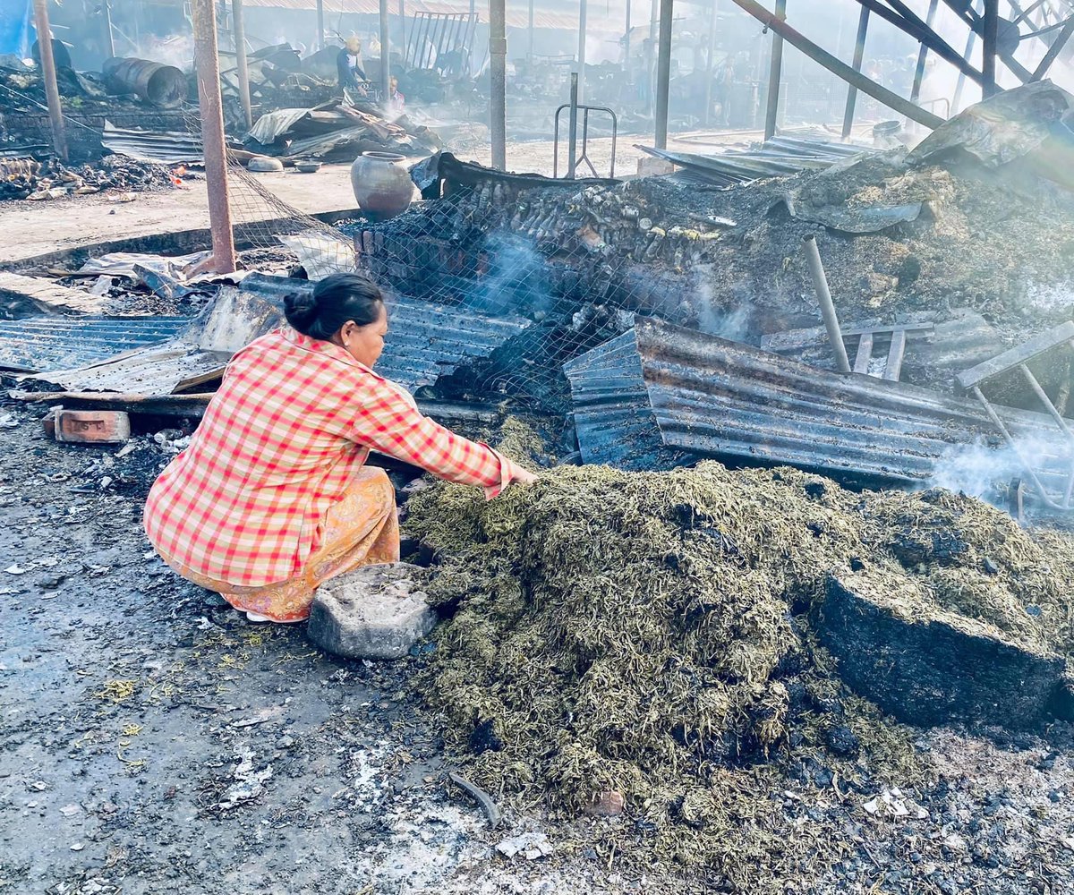 YeMyintWin95's tweet photo. People grieving over their burnt shops.  

The military junta threatened people who tried to put out the fire. #WhatsHappeningInMyanmar #May15Coup https://t.co/TYWXA9KLXk