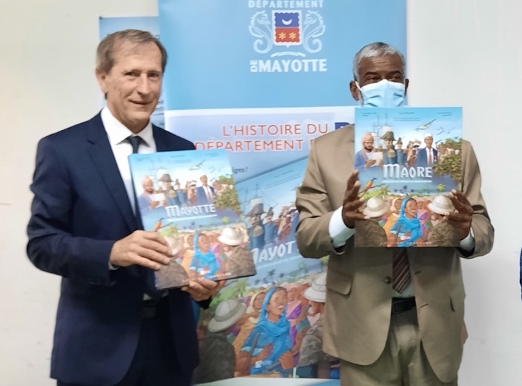 officiel_jdm's tweet photo. Cet article (L’Histoire de Mayotte en bulles, une BD dédicacée ce samedi à la Maison des livres) a été publié sur Le Journal De Mayotte - https://t.co/wgGK92g7TA
« Mayotte, rencontre de peuples et de civilisations » ne revient pas seulement sur la bataille menée pour la dépa ... https://t.co/KxJj1iPbFk