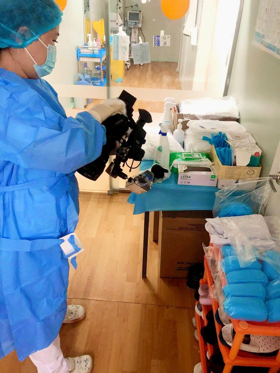 МҮОНТ анх удаа УЛААН БҮС буюу "сэхээн амьдруулах тасгаас" сурвалжиллаа. МҮОНТ-ЭЭР ӨНӨӨДӨР ГАРНА! 
ХӨСҮТ-ийн улаан бүсэд эмч нар хэрхэн яаж ажиллаж байна вэ? Үнэн бодит мэдээллийг "Нэг зорилго-нэг сэтгэл" шууд хөтөлбөрөөс 😁