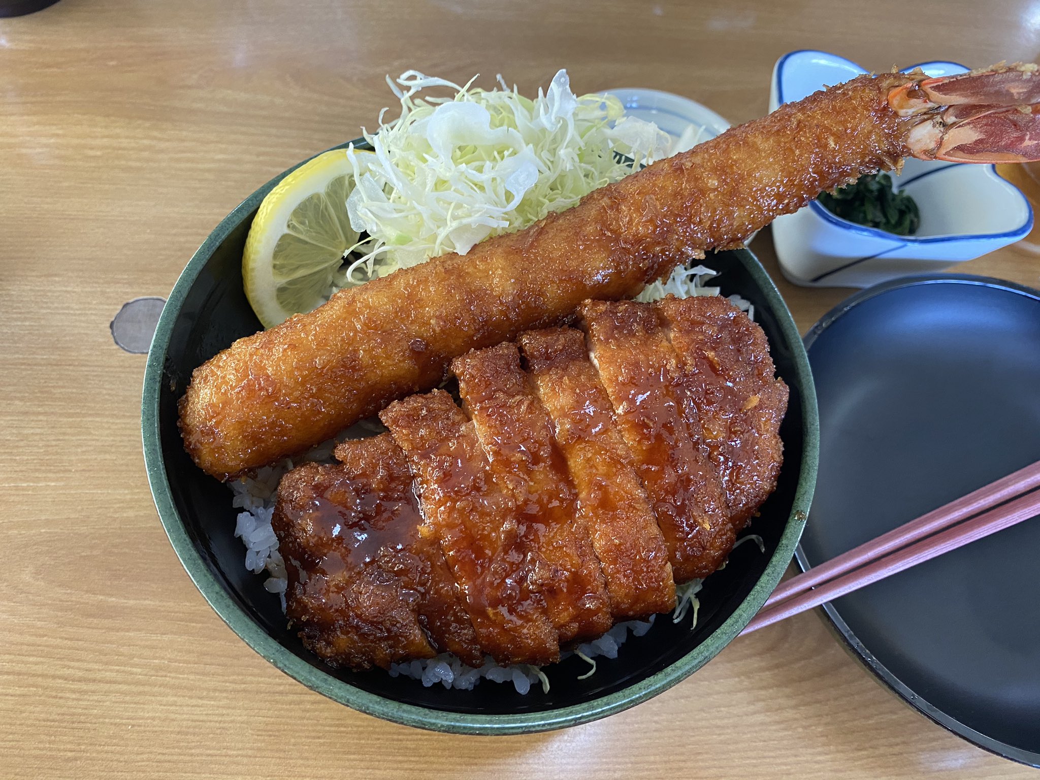 高橋 善太郎 志帆とデート 今日は志帆の誕生日なので ソースカツ丼 我山 さんで我山噴火丼と大海老ロースを頂きましたよ ロースは凄く甘く ヒレはとても柔らかく 海老フライは凄くプリプリ 凄く美味しかったです ご馳走様でした