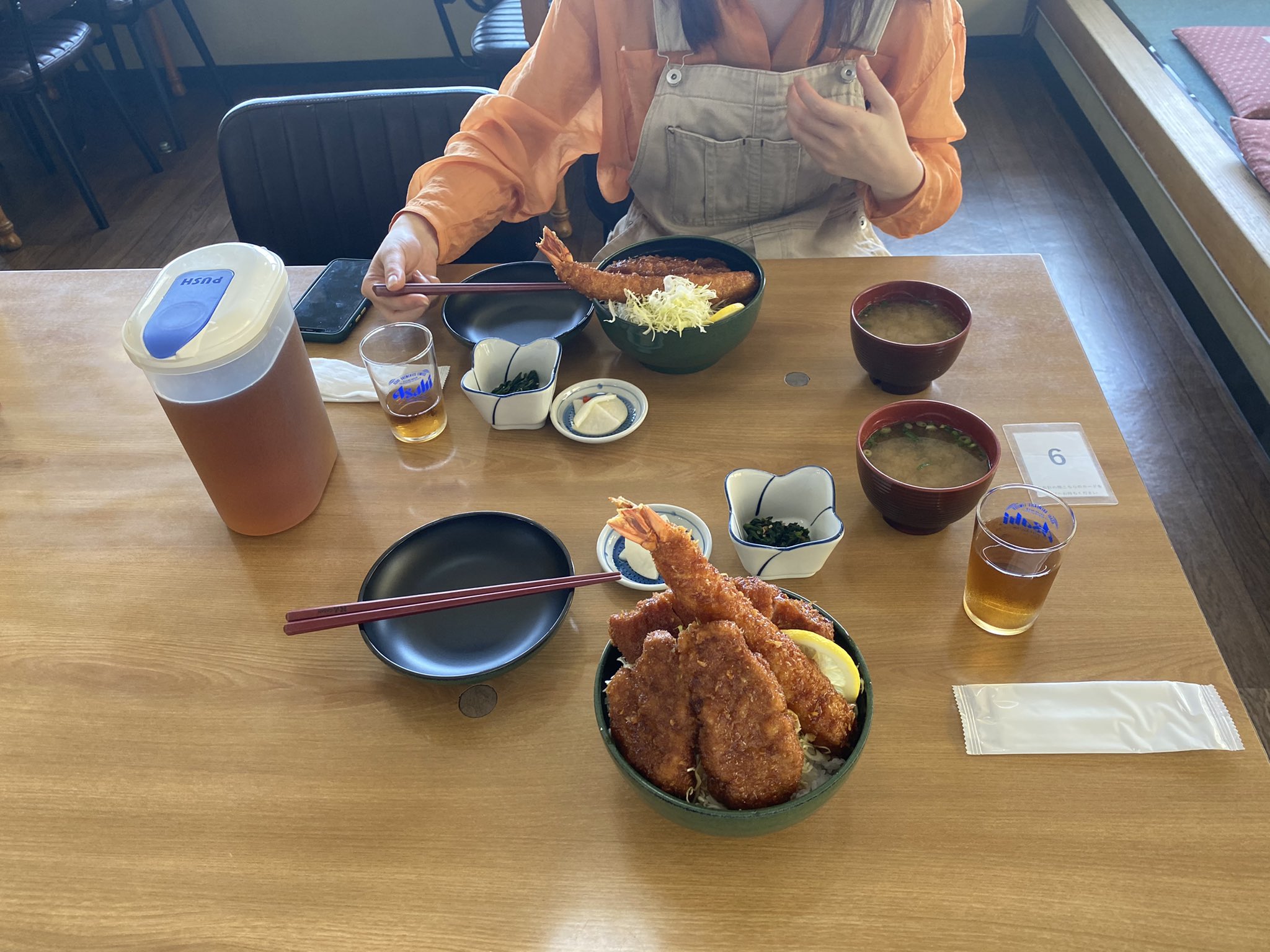 高橋 善太郎 志帆とデート 今日は志帆の誕生日なので ソースカツ丼 我山 さんで我山噴火丼と大海老ロースを頂きましたよ ロースは凄く甘く ヒレはとても柔らかく 海老フライは凄くプリプリ 凄く美味しかったです ご馳走様でした