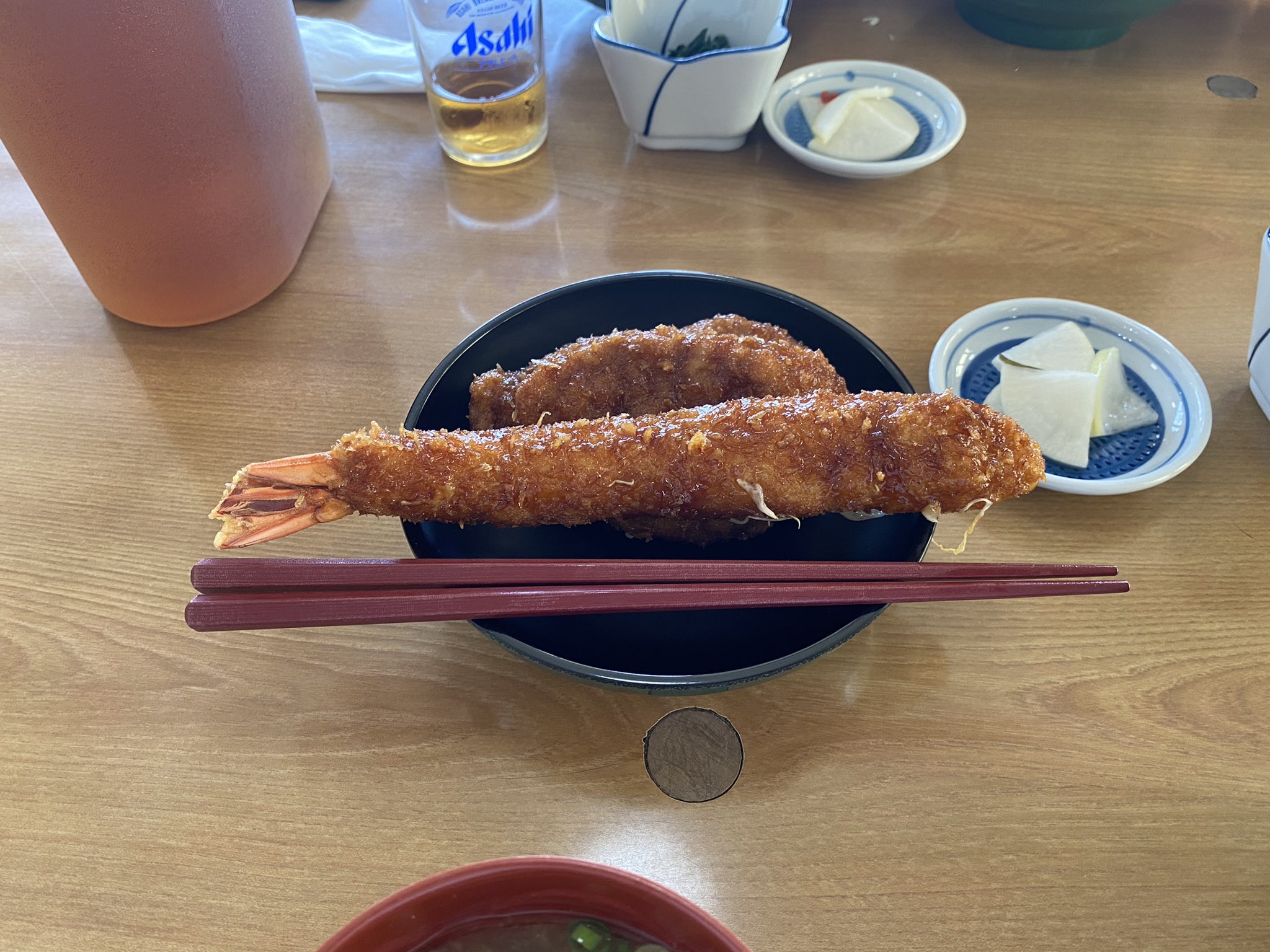 高橋 善太郎 志帆とデート 今日は志帆の誕生日なので ソースカツ丼 我山 さんで我山噴火丼と大海老ロースを頂きましたよ ロースは凄く甘く ヒレはとても柔らかく 海老フライは凄くプリプリ 凄く美味しかったです ご馳走様でした