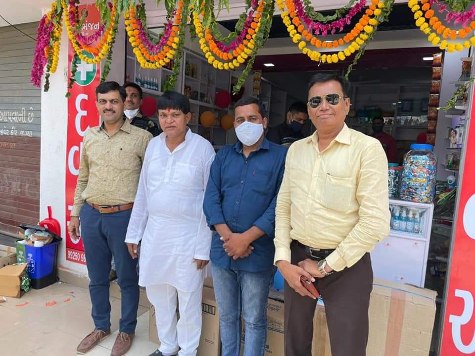 Ahmedabad mayor Kirit Parmar without a mask (in white kurta payjama) at inauguration of a medical store on Friday. Nothing more to be said in a city which saw COVID positive patients dying at hospital doorsteps sans oxygen a few days back...