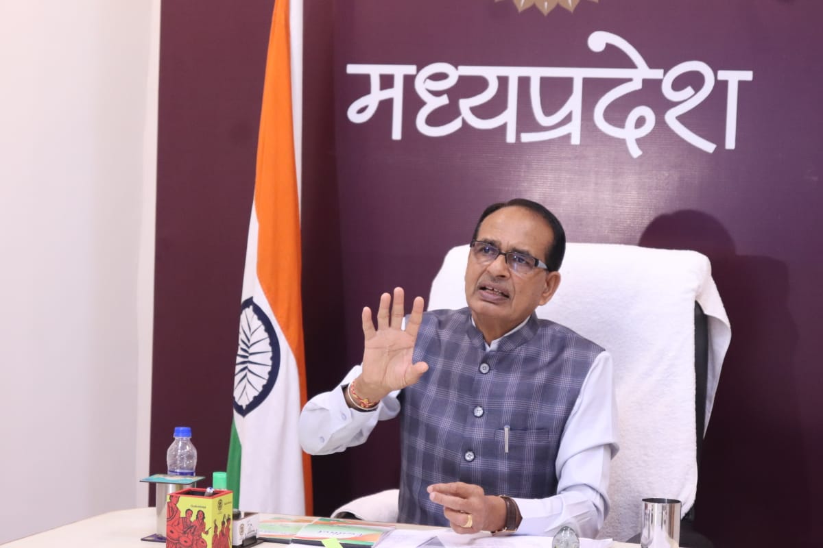 Office of Shivraj (@officeofssc) on Twitter photo युद्धस्तर पर हमने आईसीयू बेड, ऑक्सीजन बेड बढ़ाये, जिसके परिणामस्वरूप हम चाकचौबंद व्यवस्था बनाने में सफल हुए।
हमारे प्रदेश के कई जिलों में पॉजिटिविटी दर 1 प्रतिशत से भी कम रह गई है: मुख्यमंत्री श्री <a href="/ChouhanShivraj/">Shivraj Singh Chouhan</a> #COVID19 #MPFightsCorona #IndiaFightsCorona <a href="/FriendsofMP/">Friends of MP</a> युद्धस्तर पर हमने आईसीयू बेड, ऑक्सीजन बेड बढ़ाये, जिसके परिणामस्वरूप हम चाकचौबंद व्यवस्था बनाने में सफल हुए।
हमारे प्रदेश के कई जिलों में पॉजिटिविटी दर 1 प्रतिशत से भी कम रह गई है: मुख्यमंत्री श्री <a href="/ChouhanShivraj/">Shivraj Singh Chouhan</a> #COVID19 #MPFightsCorona #IndiaFightsCorona <a href="/FriendsofMP/">Friends of MP</a>