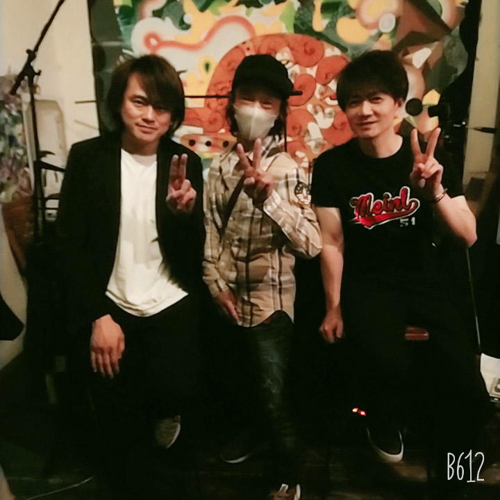kahi54076593's tweet photo. 夜の現場🎸

🎙Musicianって最高━━って
改めて思えたLIVEでした！
ギター ベース ドラム 🎹の生演奏
は もちろん！泥臭さある雰囲気
は妙に落ち着く(_ _)

どうしても欲しかったCDも手に
これで 大丈夫さ━ッ😊♪
＃FreakyShow
#CollMyName https://t.co/QFh2AEuRiF