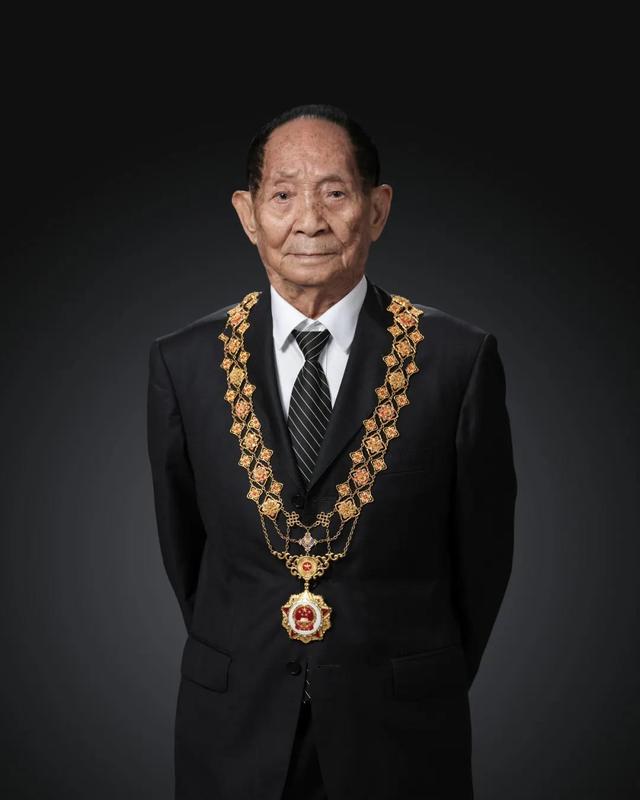 SpokespersonCHN's tweet image. Known as "father of hybrid rice", Academician Yuan led China National Hybrid Rice R&amp;amp;D Center. He won the State Preeminent Science and Technology Award of #China in 2000 and Order of the Republic in 2019. Four asteroids and a college in China have been named after him.