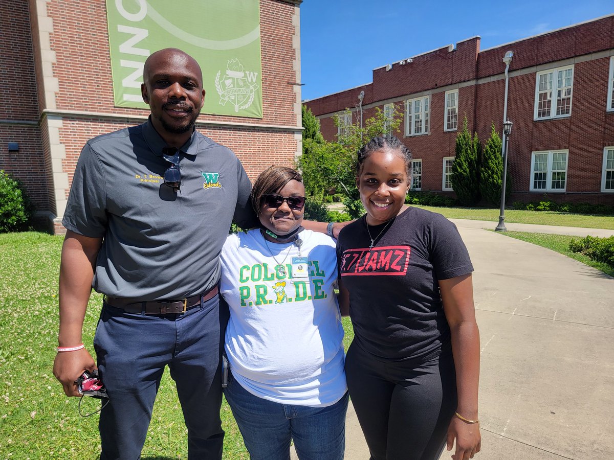 IAmEdBirmingham's tweet photo. ๐ฌFriday Highlight: @WoodlawnColonel Senior Sendoff! Congrats to the Class of 2021!๐๐ถ๐ฅ @957Jamz #WeAreEd
Photo Credit: @forte1996 https://t.co/qUqjh34CIi