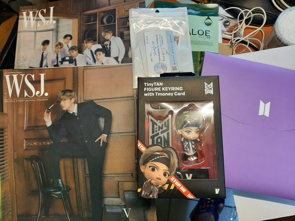 LittleStarElle's tweet photo. Thank you so much @thepurpleunnies ! Finally nakauwi na si V (and OT7) WSJ! Ang tagal ng release nila pero worth it pa rin! And also my TinyTan figure keyring with tmoney card! Thank you rin sa freebies! #ARMYmerch https://t.co/0PV8f83mb0