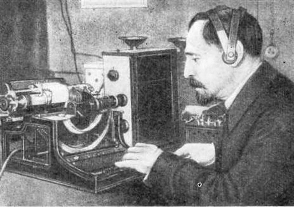 Russia's tweet photo. #OTD in 1911 #Russian scientist showed his TV prototype, signalling a dawn of TV-era.
On that day Boris #Rosing (Institute of Technology professor) presented his invention - images of geometric shapes on a CRT screen - at his lab before a science commission.
#RussiansDidItFirst https://t.co/ieAhecKM4t