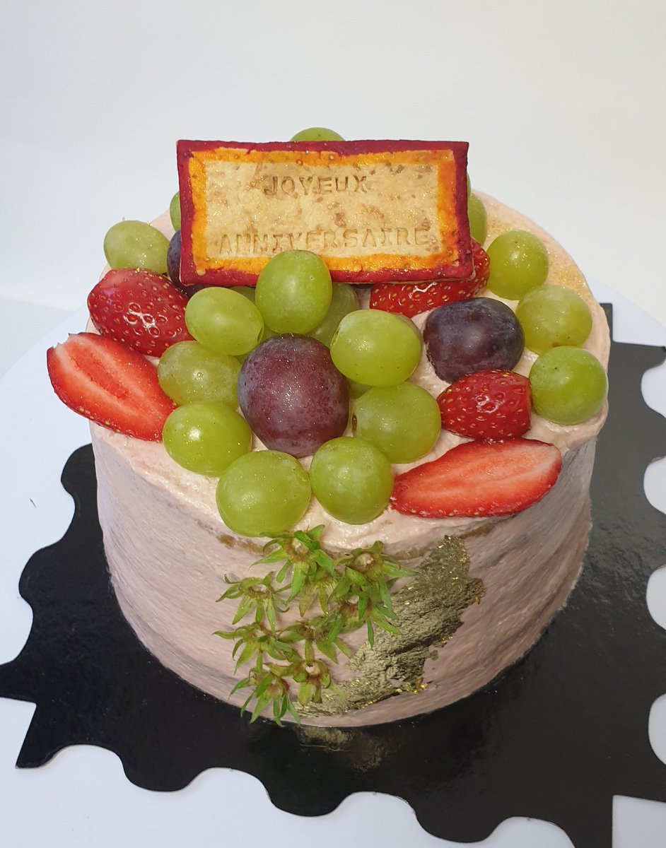 Ohng_co's tweet photo. Look who's sitting pretty - our dainty vegan vanilla cake with notes of almond all wrapped in creamy vegan ermine frosting.
If you are in Paris region, place your order on https://t.co/0D3McM0kqo
.
#OhNG #VeganCake #VanillaCake #ErmineFrosting #VeganFrosting #VeganErmineFrosting https://t.co/FyjOpnSbFs