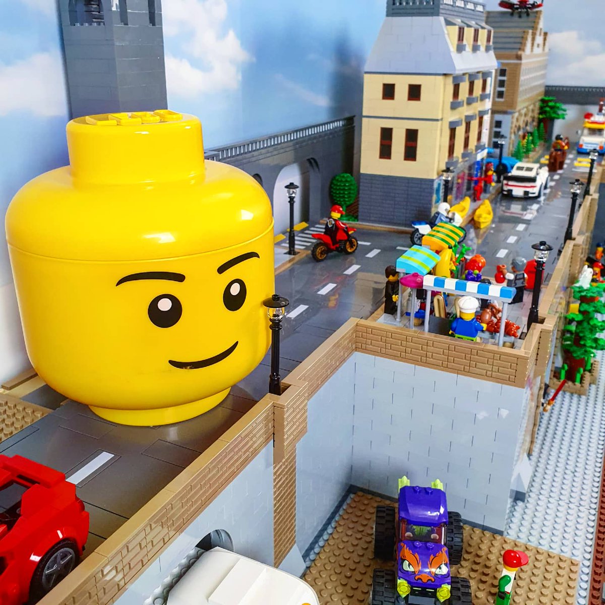 CreativeBrickB's tweet photo. A giant LEGO minifigure head is visiting the city! I found this one reduced in Tk Maxx in the UK!

#LEGO #legocity #legomoc #moc #legobuild #legolayout #legobrick #legobricks #legoset #legocreator #legodesign #legominifig #legominifigure #minifigure #minifig https://t.co/ubYsY2TVF0