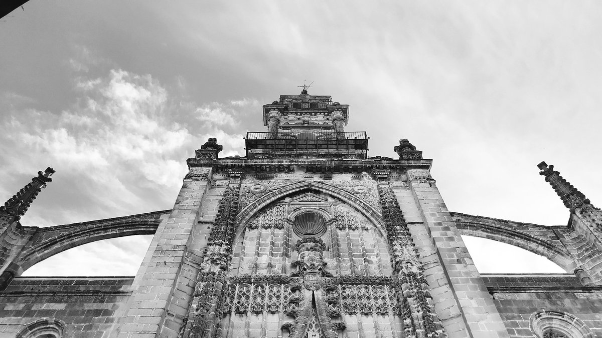 Loveekeea's tweet photo. La arquitectura es un componente más para producir cambios en la sociedad.
#architecture #architecturephotography #streetphotography #photooftheday #photocenter #photographylovers #photoinsta #paseomañanero #iglesiasantiago #walkingtime #instamoment #instagram #españa🇪🇸 #spain🇪🇸 https://t.co/bgcgyCqBX8