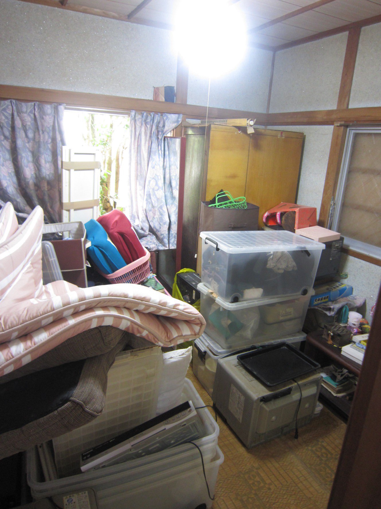 تويتر ジョイフル大家 على تويتر Diyリフォーム 4畳半和室 残置物処理は業者さんへ依頼 柱は水性ペンキこげ茶色約500円 ビバホーム最安壁紙175円 1m当り 15m 2625円 作業1人 3時間 これから 和室はこげ茶柱 白の壁紙に決まり 過去には壁