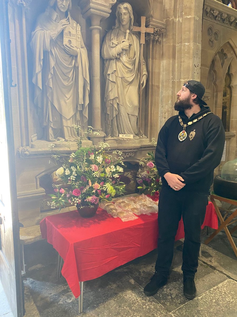 Frome Selwood parish (@fromestjohnbapt) on Twitter photo We couldn't hold our usual service by the well this year but we did get a visit from <a href="/TheMayorofFrome/">The Mayor of Frome</a> to look at the flowers by St Aldhelm's statue in church and the welldressing #Frome We couldn't hold our usual service by the well this year but we did get a visit from <a href="/TheMayorofFrome/">The Mayor of Frome</a> to look at the flowers by St Aldhelm's statue in church and the welldressing #Frome