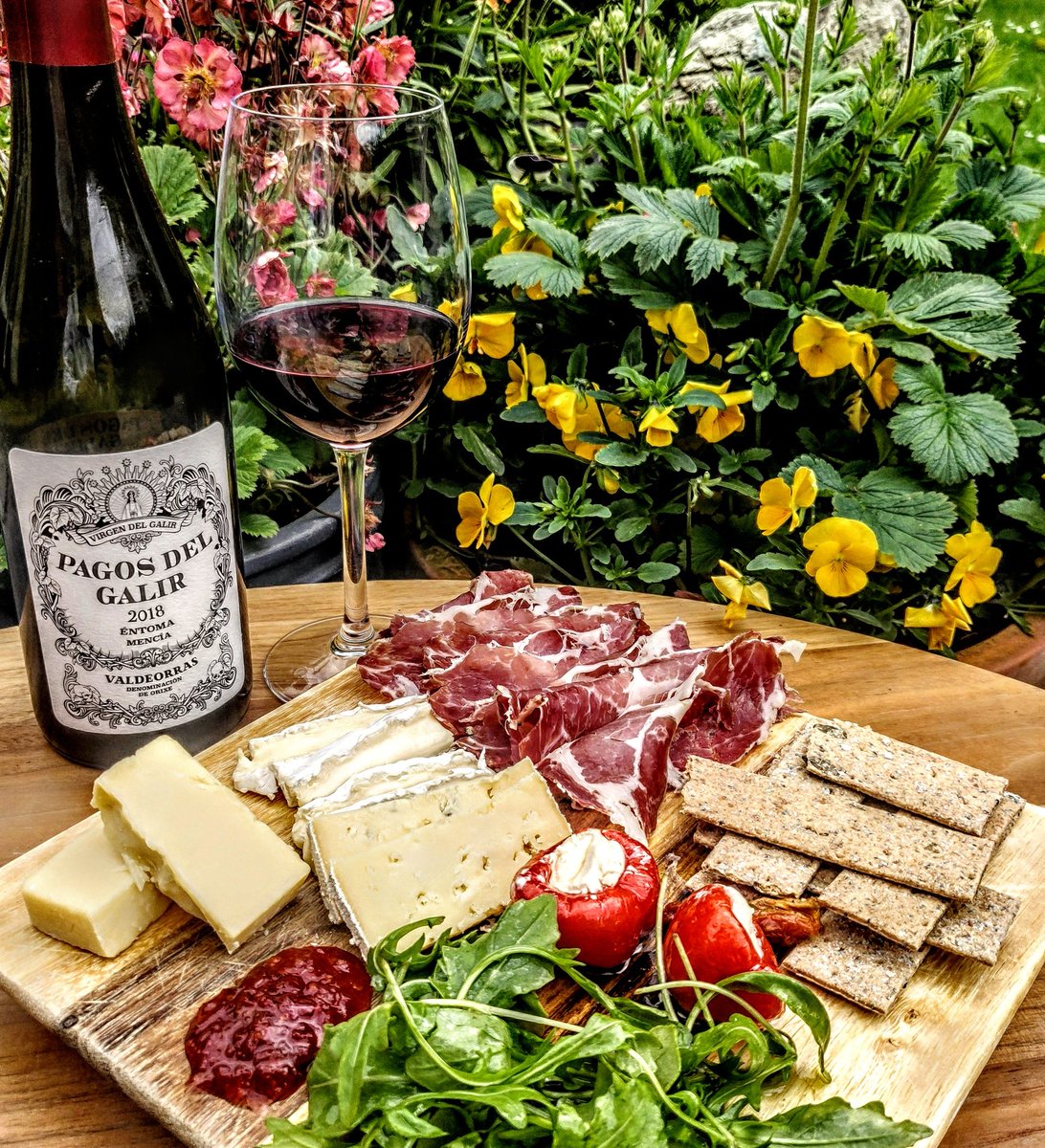 TN2FoodandWine's tweet photo. #saturdayfeeling
What better way to celebrate the weekend than with a glass of wine &amp; an English  #charcuterie &amp; #cheese board
All goodies available in-store 👌
@DeliFarm Cornish Coppa
@HighWealdDairy Brighton Blue
Alsop &amp; Walker Sussex Brie
Sussex Charmer
@curdandcure Deli Tubs https://t.co/XdCsATjqpM