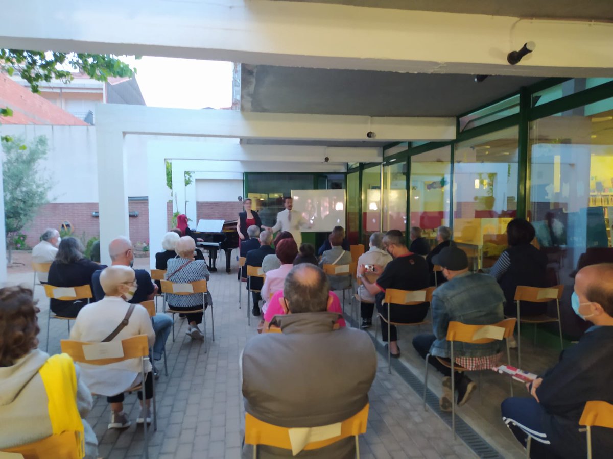 "Sons Clàssics" 🎶 al pati de la #biblioteca bd2 #Terrassa 👏👏 a càrrec de la companyia Òpera-Collage amb <a href="/jmartinezcolas/">Joan Martinez Colas</a>, Laia Camps i <a href="/monikapianista/">Monika Lao</a> 🎶🎶👏👏
