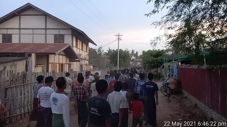 Yehet_Bubble520's tweet photo. The daily marching strike by locals to overthrow the dictatorship was continued in Sonchaung village this evening in full force. #WhatsHappeningInMyanmar #MilkTeaAlliance #May22Coup  #NoFlyZoneInMyanmar https://t.co/Z5Axp0sqHU