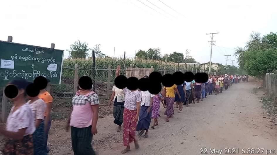 Yehet_Bubble520's tweet photo. The daily marching strike by locals to overthrow the dictatorship was continued in Sonchaung village this evening in full force. #WhatsHappeningInMyanmar #MilkTeaAlliance #May22Coup  #NoFlyZoneInMyanmar https://t.co/Z5Axp0sqHU