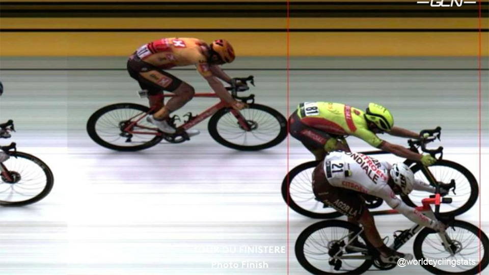 .<a href="/BenoitCosnefroy/">Cosnefroy Benoit</a> haalt het net voor <a href="/Sean_Bieke/">Sean De Bie</a> in millimetersprint in Finistère #TourduFinistere

sporza.be/artikels/cosne…