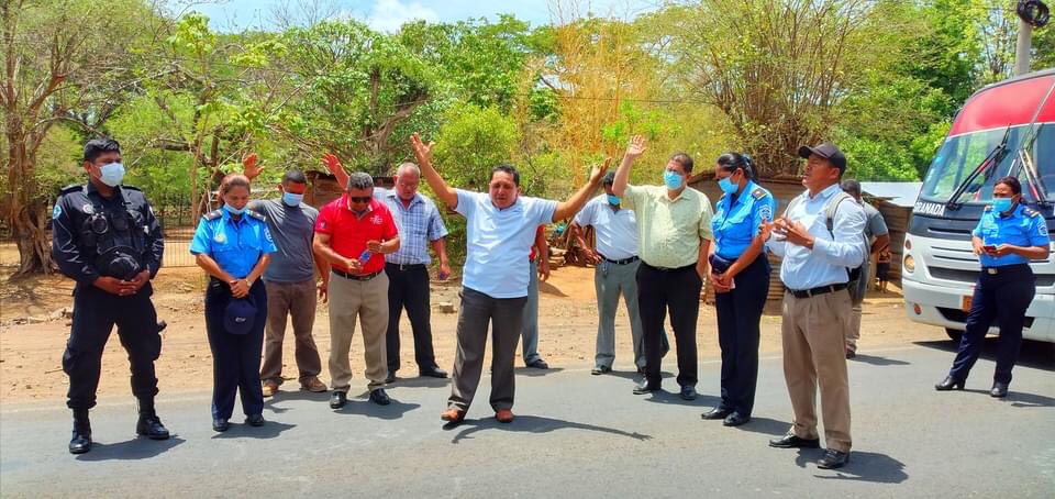 ClsNicaragua's tweet photo. #Granada 

Pastores evangélicos y miembros de la #PoliciaNacional en el municipio de #Nandaime llevan a cabo oraciones con el objetivos de interceder para que sigan dándose accidentes de tránsitos y orar por los fallecidos.

#MayoDignidadNacionalVencemos 
 #QuítaleLaCoronaAlVirus https://t.co/hTlfn3la48
