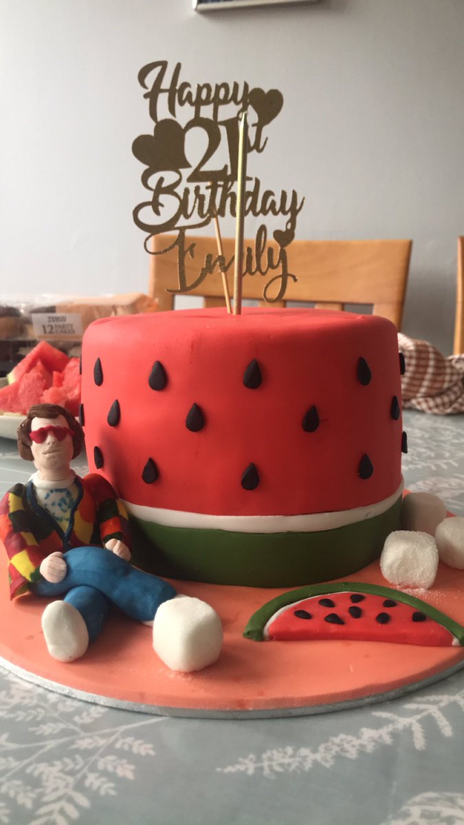EmilyGenesius's tweet photo. how cute is my mum getting me a Harry Styles cake 🥺 best bday ever xxxxxx https://t.co/har1WDd79t