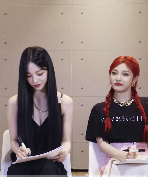 เด็กหญิงหนิงๆใครให้เธอย้อมผมสีแดงครูจะเรียกผู้ปกครองเธอมาคุย

ดญ.หนิงๆ : แม่ย้อมให้ค่ะ