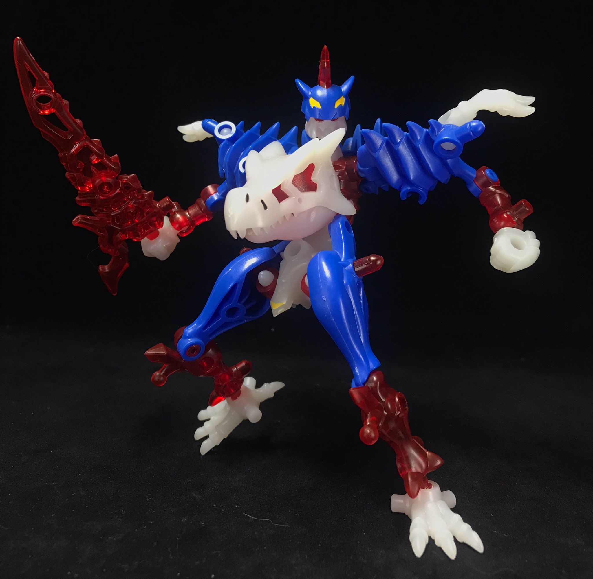 Twitter 上的 Kotti ほねほねザウルス37弾 超変身 剣王竜爆誕編 Spモデルの剣王竜スーパーティラノサウルス 竜王モードから人形の剣王モードへチェンジ ドクロの意匠を残しつつez8みたいな顎ガードでロボっぽい顔がかっこいい ほねほねザウルス カバヤ T