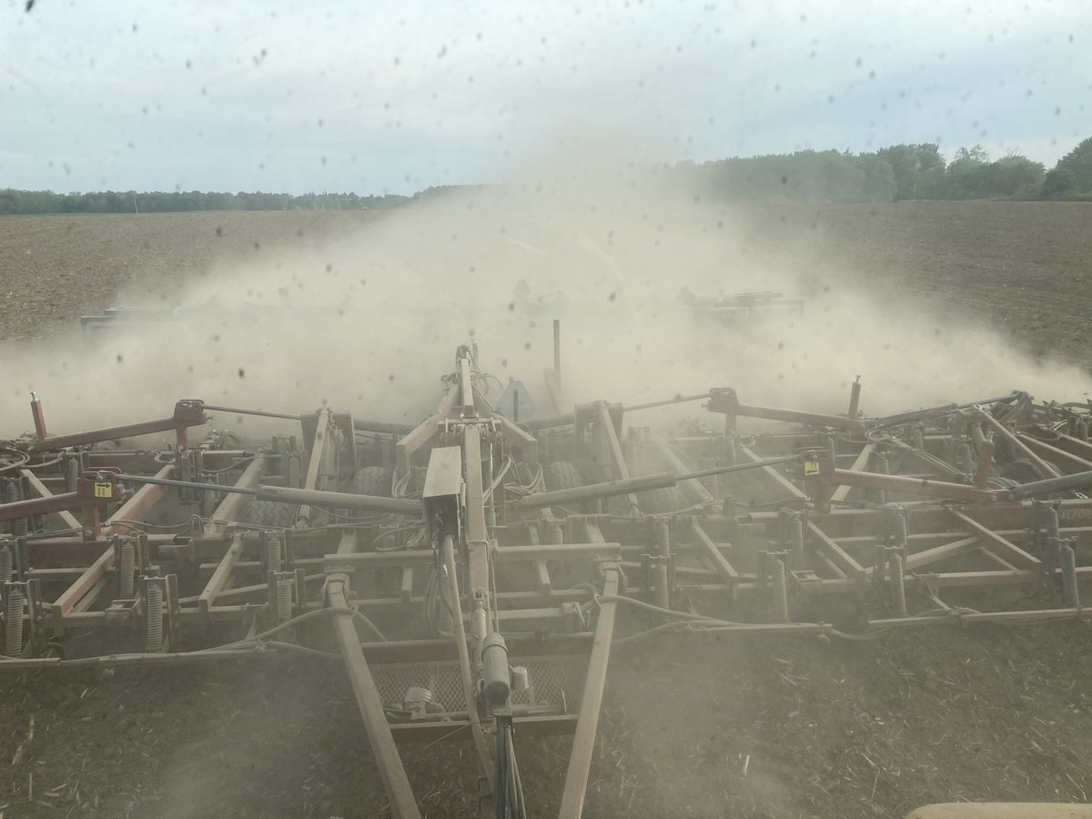 Patonfarms's tweet photo. To the guys putting crop in today. Have a great day fellas #peas21 https://t.co/PzRpIFaiHu