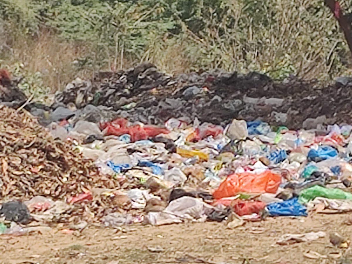 SethiRuchikaT's tweet photo. @HelloMilkbasket 
Dear #AnantGoel, I know seeing these pics it will break your 💔more so on knowing much of the mb packets land up in #opendumpingsites. Request you to showcase yr Corporate responsibility &amp; comply with Rule 9 of PWM Rules &amp; have you made a scheme to collect back https://t.co/aL5evvomCP