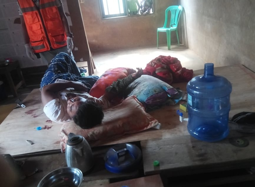 spring21MM's tweet photo. Tw\\ blood,gunshot
Two men who returned from their work were unjustly shot and wounded after being chased &amp; shot by Military terrorists on the night of May 21 in #Kyaukme, N.Shan State.
-It's learned that one was taken to hospital this morning.
#May22Coup
#WhatsHappeningInMyanmar https://t.co/KPbFjscF3R