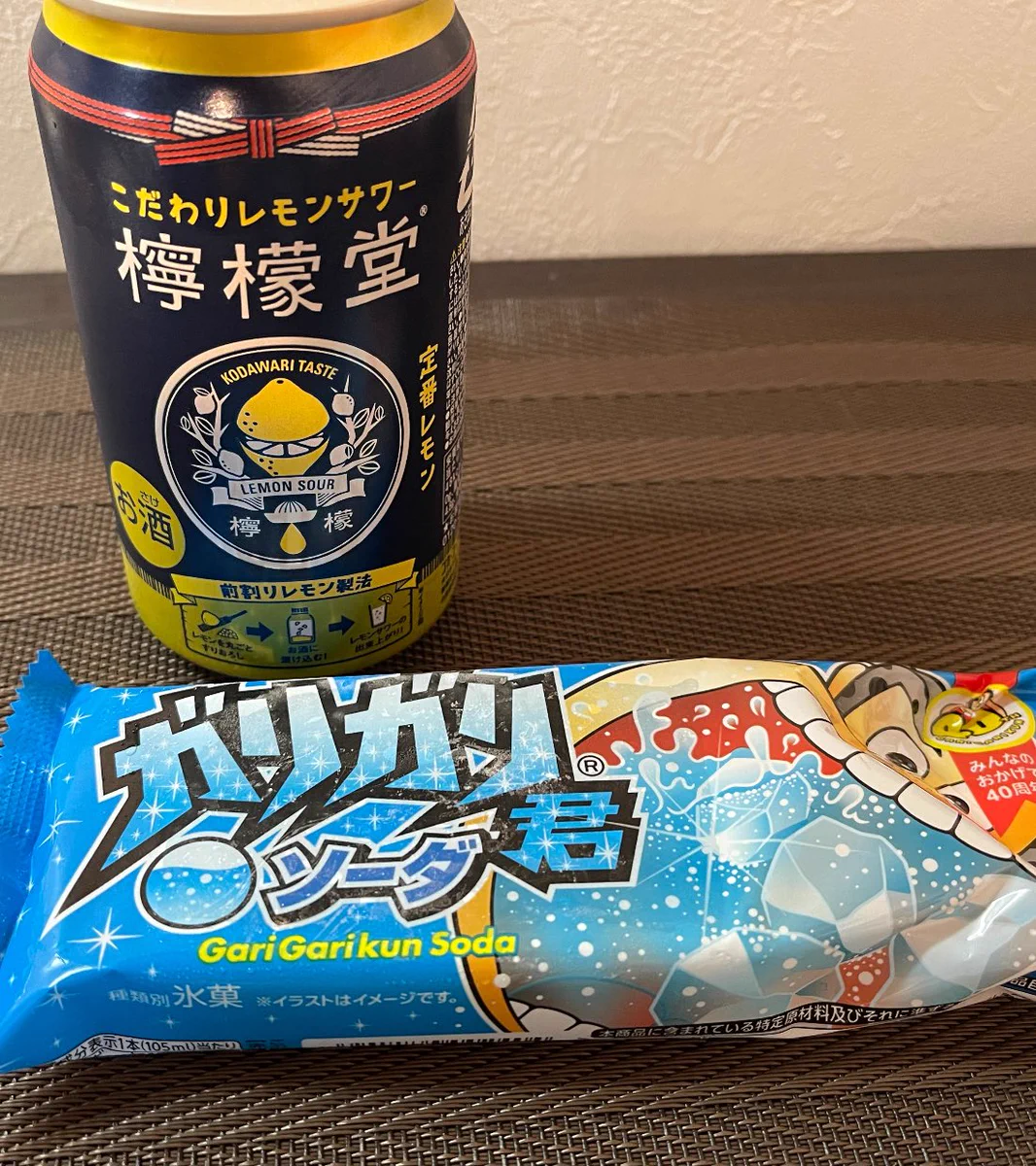 暑い夏にいいかも！？レモンサワーにガリガリ君を溶かして食べる！