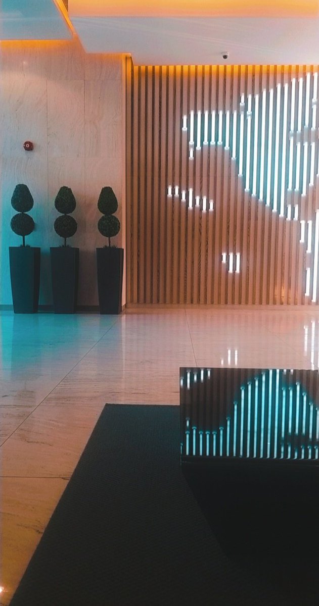 looly428's tweet image. "أعرف جيدًا هذه الأيام التي لا يعرف فيها المرء إلى أين يذهب ومع من يمضي، الأيام التي يكون فيها المرء وحيدًا تمامًا وراضيًا، ومتعايشًا مع قدره لكنه يظل يتمنى بحزن خافت لو أن له وجهة واحدة يمضي إليها،
ولو شخصًا واحدًا يركض نحوه."💔