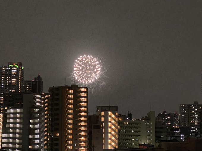 花火の音がして外を見たら19時半から荒川河川敷で打ち上げられてた 川口商工会議所青年部主催 医療従事者への応援サプライズ花火5月22日 まとめ部